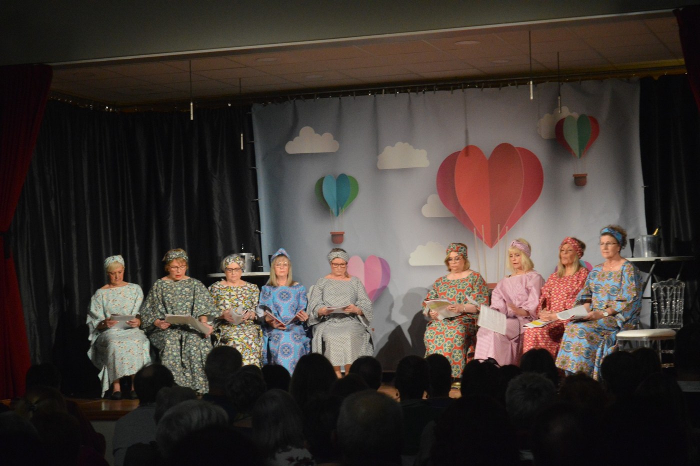 La troupe des Chouquet's en pleine lecture, sur scène
