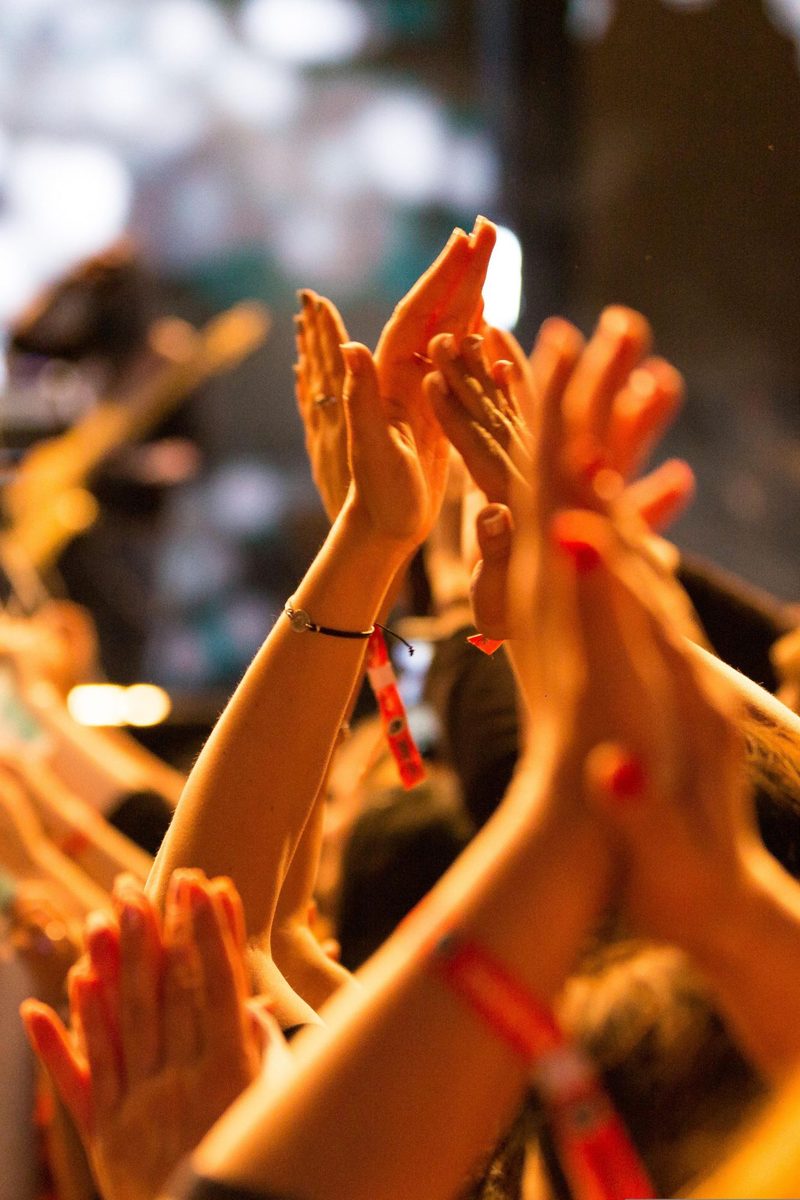 Des mains qui applaudissent dans le public