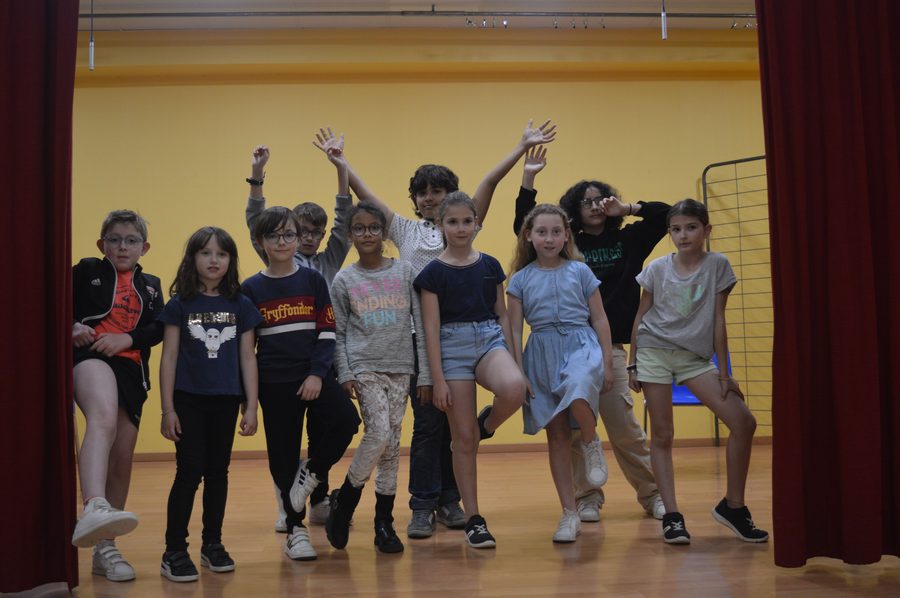Atelier théâtre enfants-ados · salut de groupe