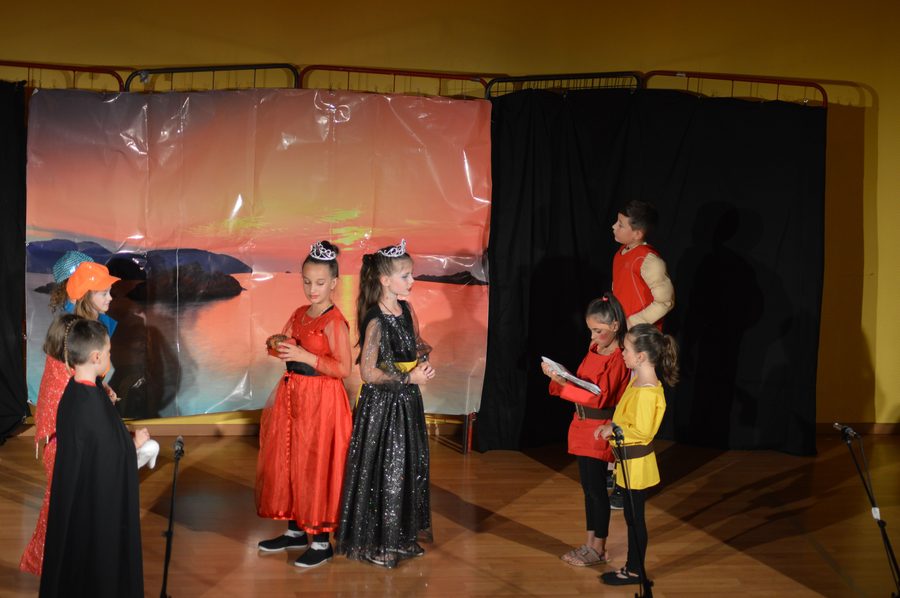 Atelier théâtre enfants-ados · scène costumée