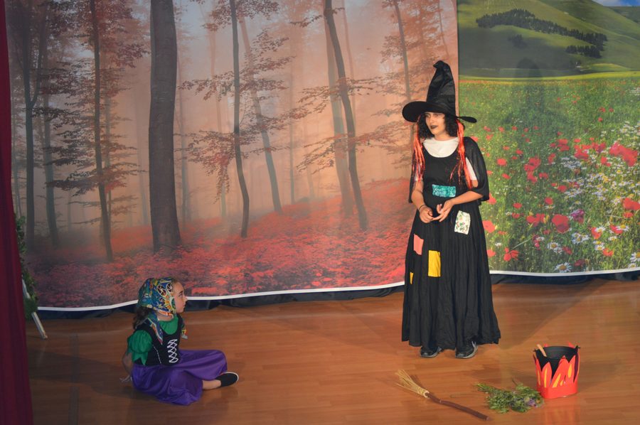 Atelier théâtre enfants-ados · scène costumée