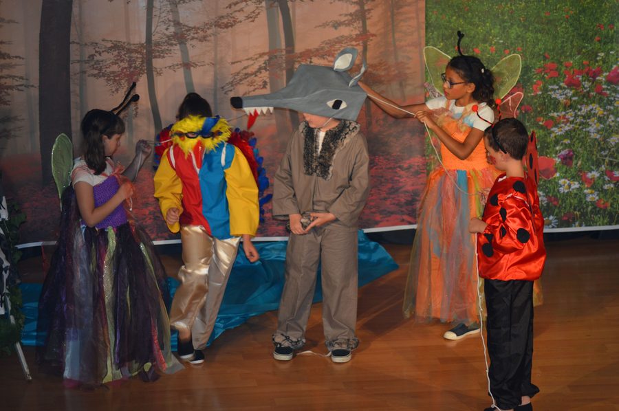 Atelier théâtre enfants-ados · scène costumée